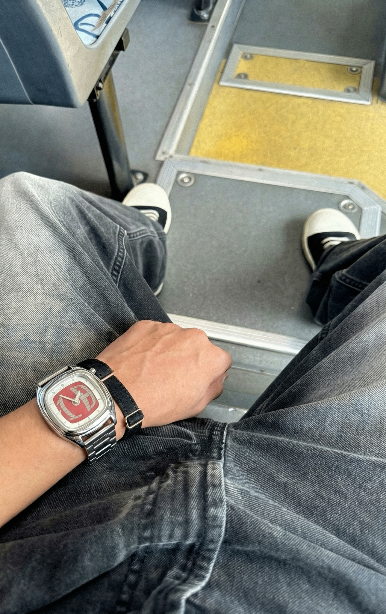 RetroPulse™ - Vintage Steel Watch